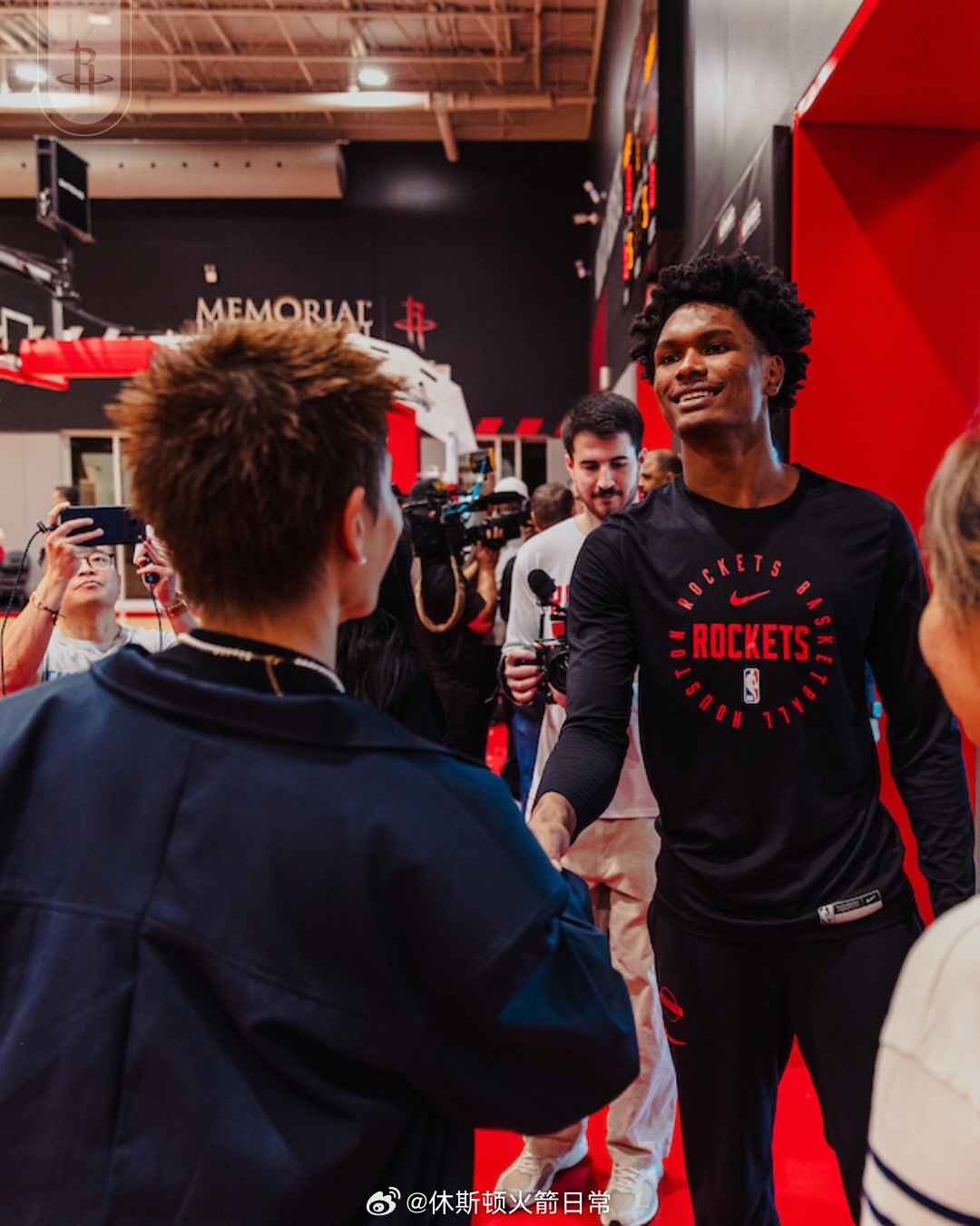 火箭官方：我们荣幸地邀请到特别嘉宾来庆祝马年！ 休斯顿火箭