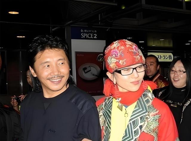 2002年，杨丽萍和百亿富豪刘淳晴结婚7年，刘淳晴对杨丽萍说：“我们要个孩子吧！