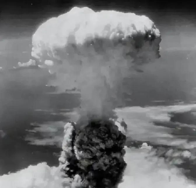 右翼狂言何其谬 核战幻想不可取
 
2025年12月3日，日本右翼“顶流”桥本琴