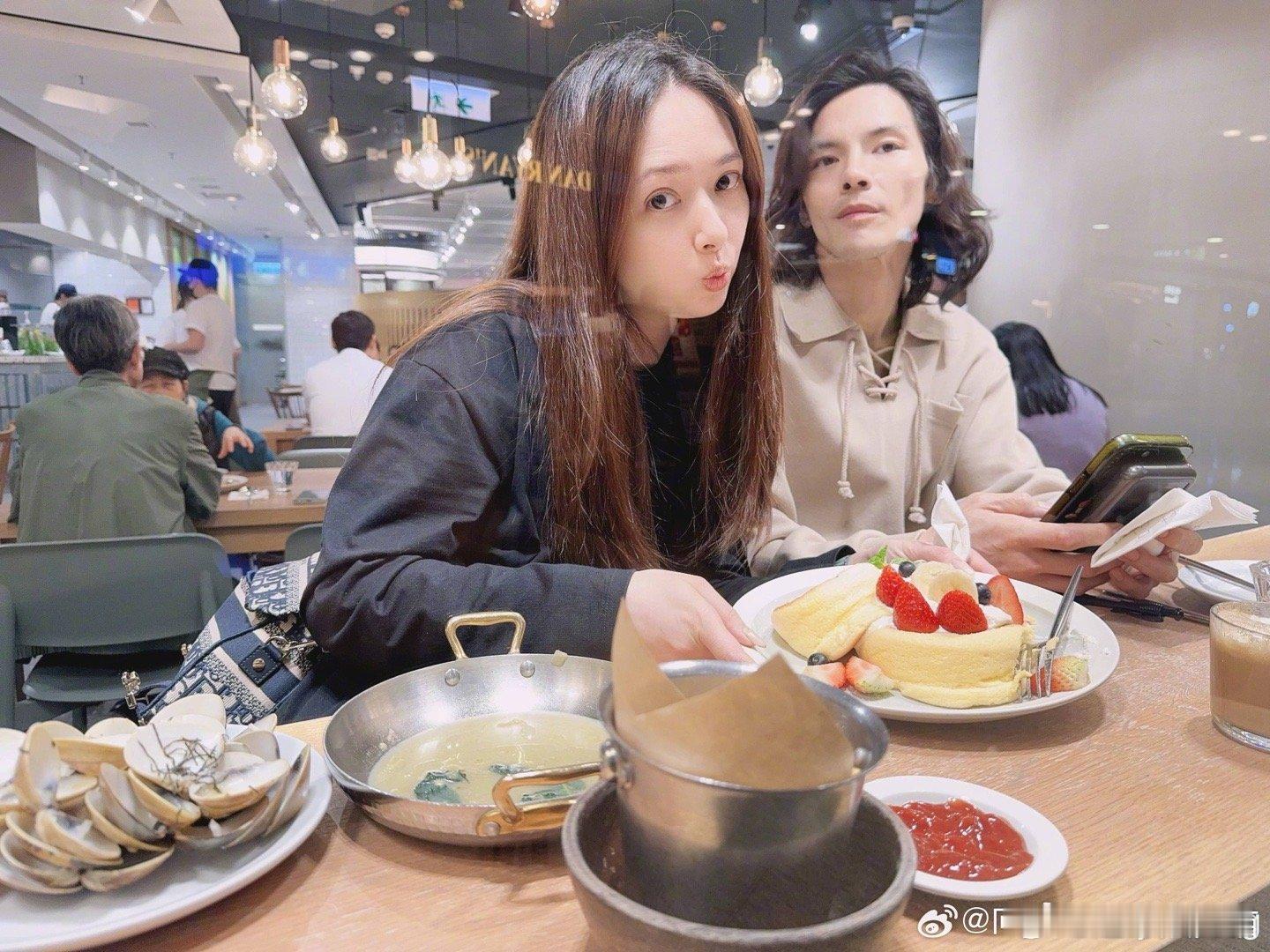 #向佐维护郭碧婷#果然还是得看真夫妻，看到了此次的互动，也是觉得非常的不错，而且