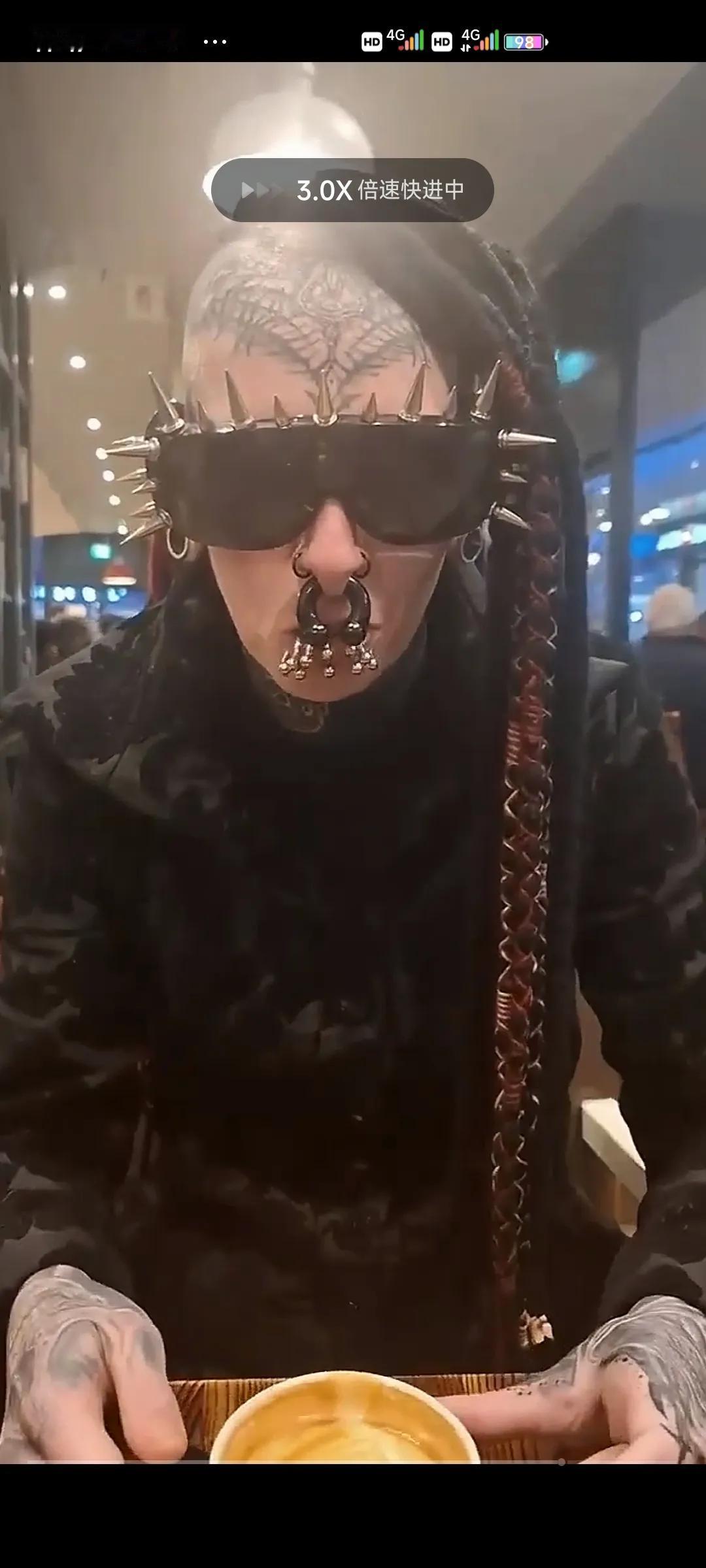 网络发达的年代，

什么人都能见到。

稀奇古怪的特色。

出门不但能吓到人，