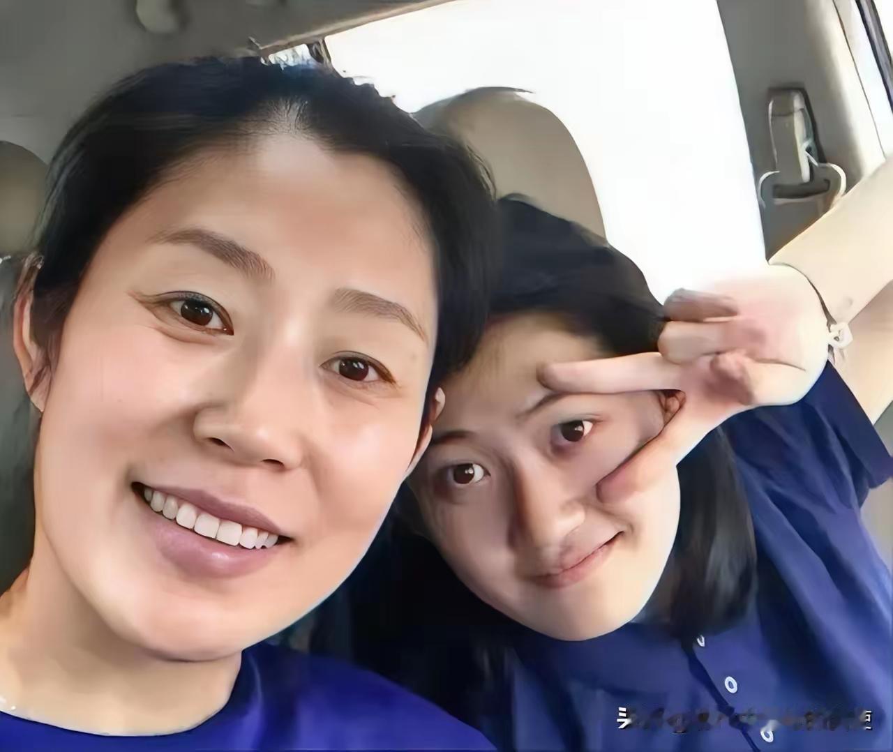 吉林长春，一女老师在课间操时，发现一6岁女孩，脸上全是泥，身上又脏又臭，同学都躲