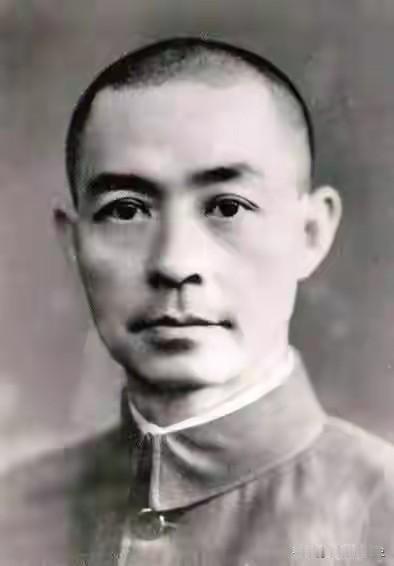 “华北头号汉奸！张逆自忠滚出中国！”

1937年7月，北平沦陷。
满城的砖墙、