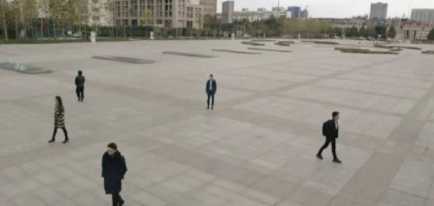 我那时还不了解人性多么矛盾，我不知道真挚中含有多少做作，高尚中蕴藏着多少卑鄙，或