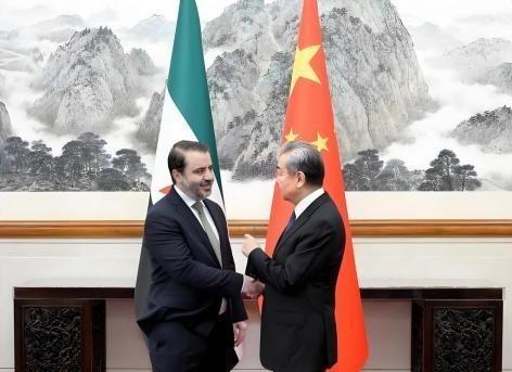 中国已经做出回应，正式与新政府代表握手，流亡俄罗斯的阿萨德回家机会彻底关闭。从本