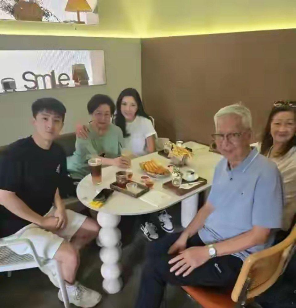 最近李克勤家这事儿挺让人唏嘘的！11月12号，他岳父直接发声明和妻弟卢...