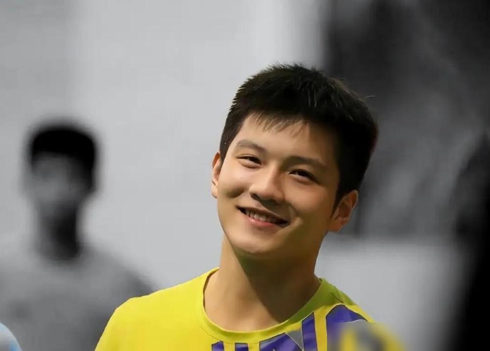 打死没想到：上海队的康复师在饭局上说，樊振东硬刚WTT退出排名，反而被提名记大功