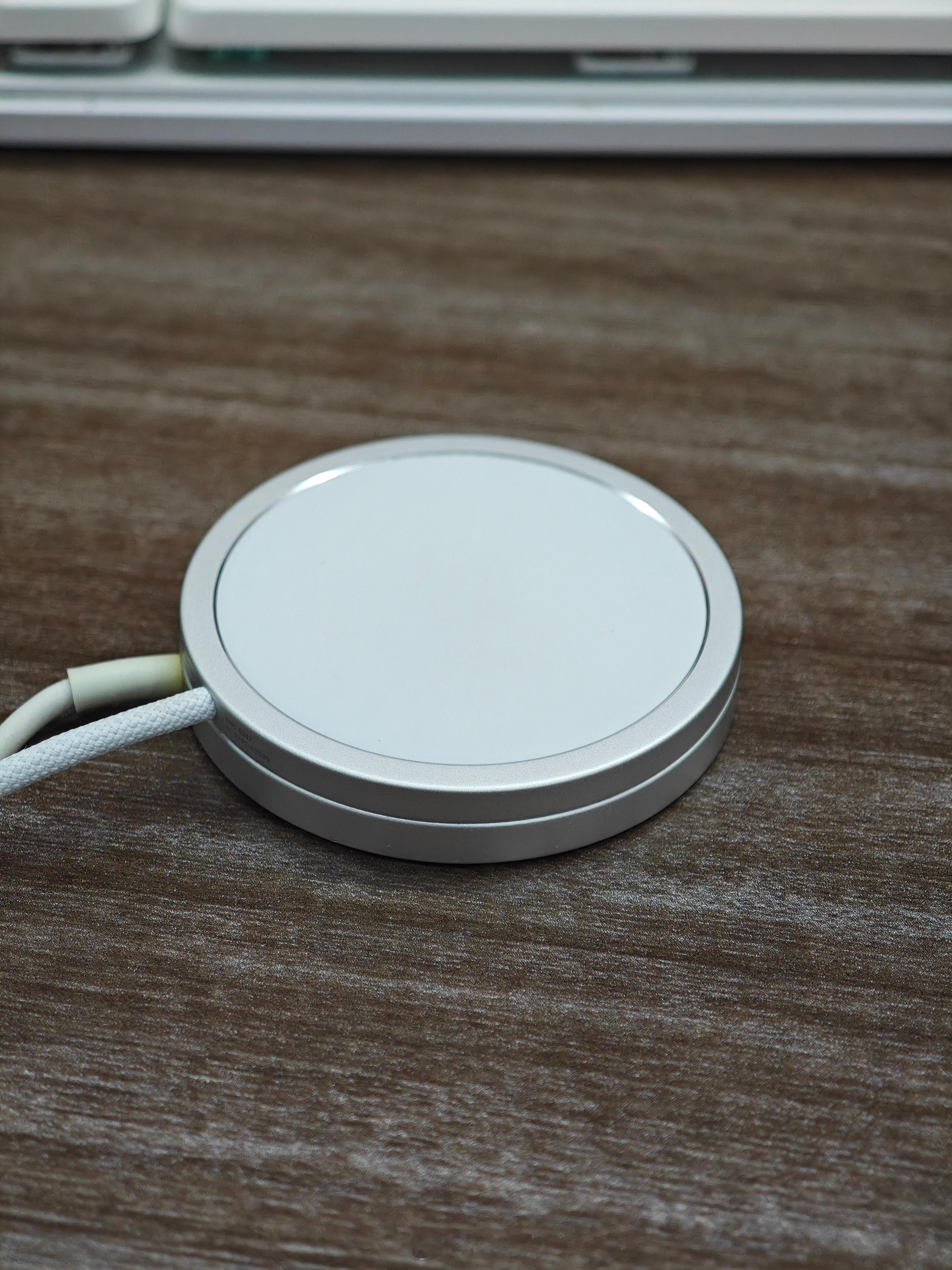 发现一个事！25瓦的新版Magsafe（港版）不仅充电功率变高，饼的部分还也变薄