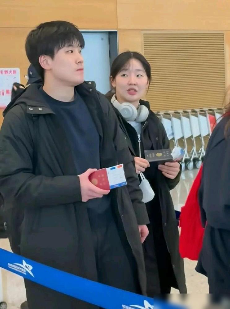 张本兄妹候机前往香港

参加25年WTT年度总决赛

我自己先把事捋一下：就是他