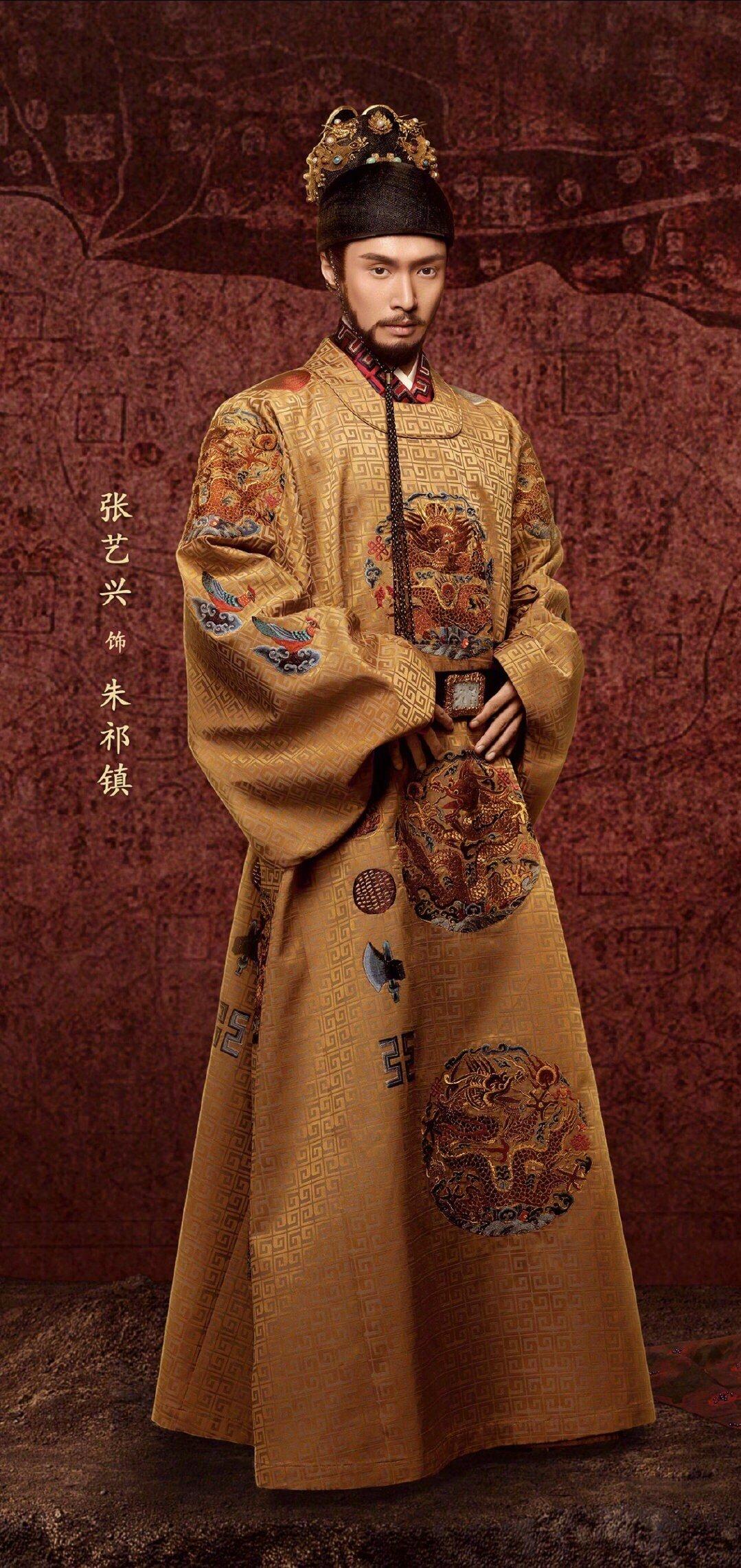 我国最早开创穿黄龙袍的君主是谁？
隋文帝。
唐高祖武德年间就令臣民不得僭服黄色，