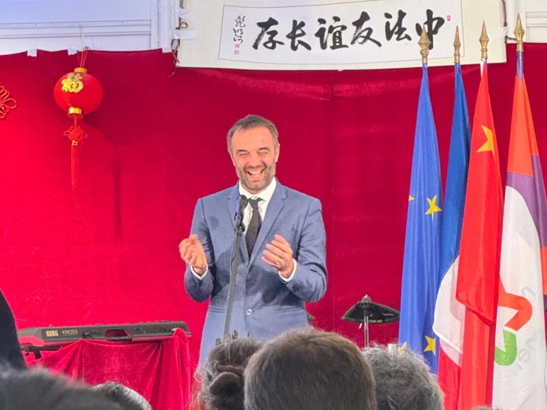 法国市长又cue樊振东了！
樊振东感动上千上万的人，精神值得学习！
感叹中国乒乓