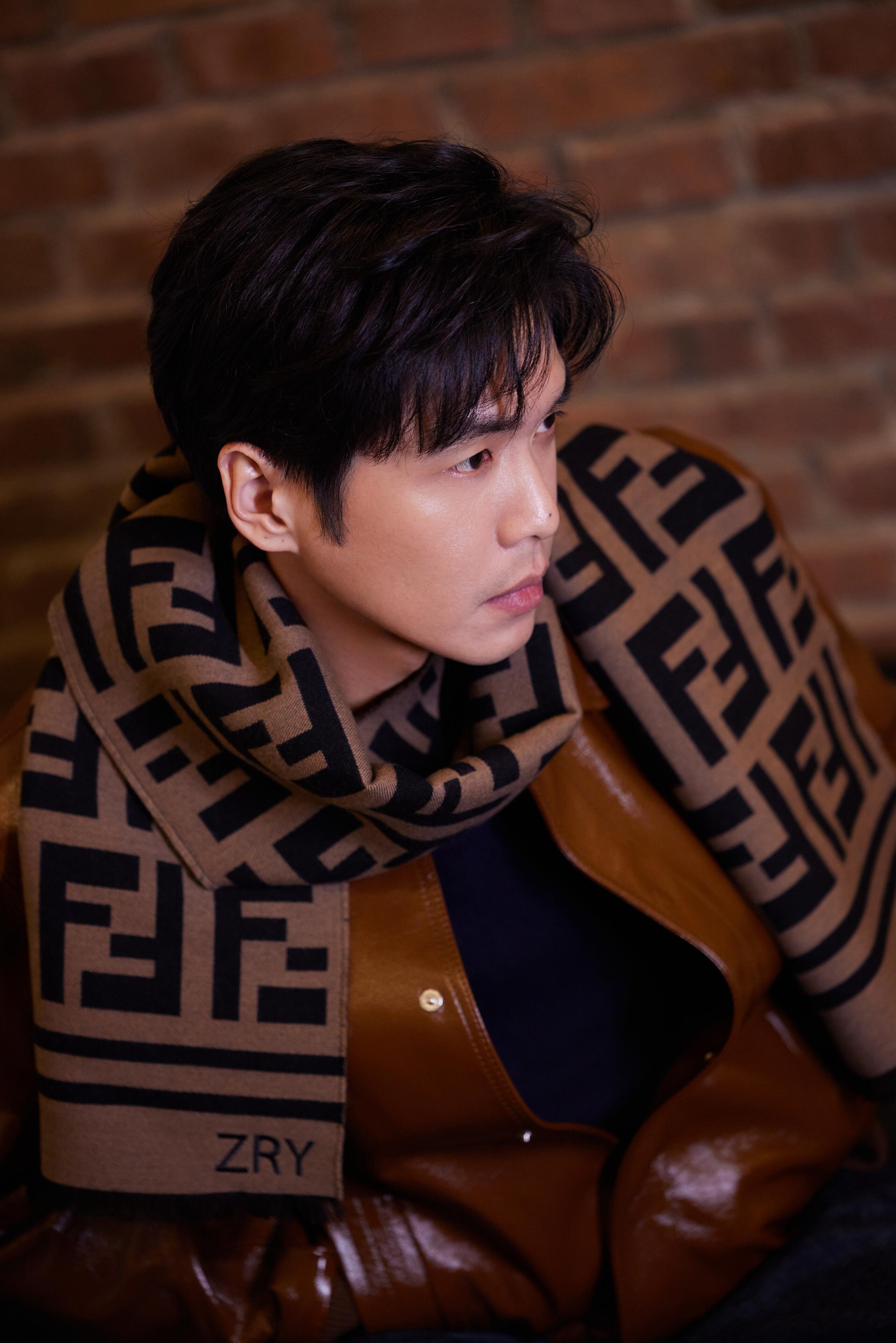 张若昀︱FENDI定制围巾20251126工作室📕发的新物料，Fendi的新款