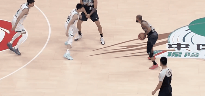 曾繁日这球有假摔嫌疑，刘晓宇有这么大劲吗？刘晓宇被吹罚违体




吉林对阵宁波