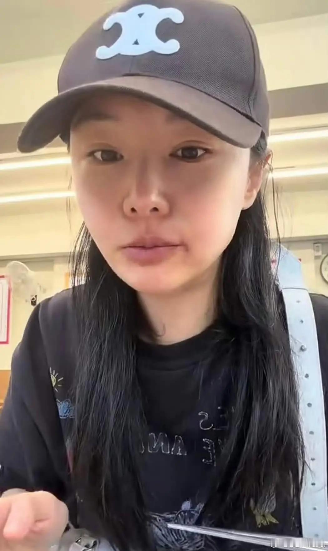 突然发现明星一旦被弹出娱乐圈，外形会很快“素人”化啊。

毕竟他们以前参加活动化