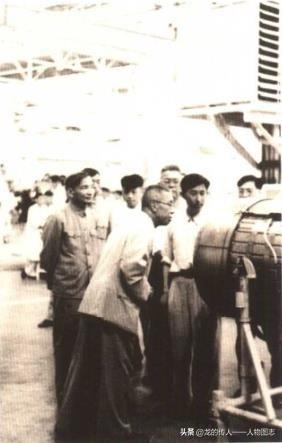 20世纪50年代，黄欧东(前一)陪同陈云(左一)在沈阳某工厂视察工作。