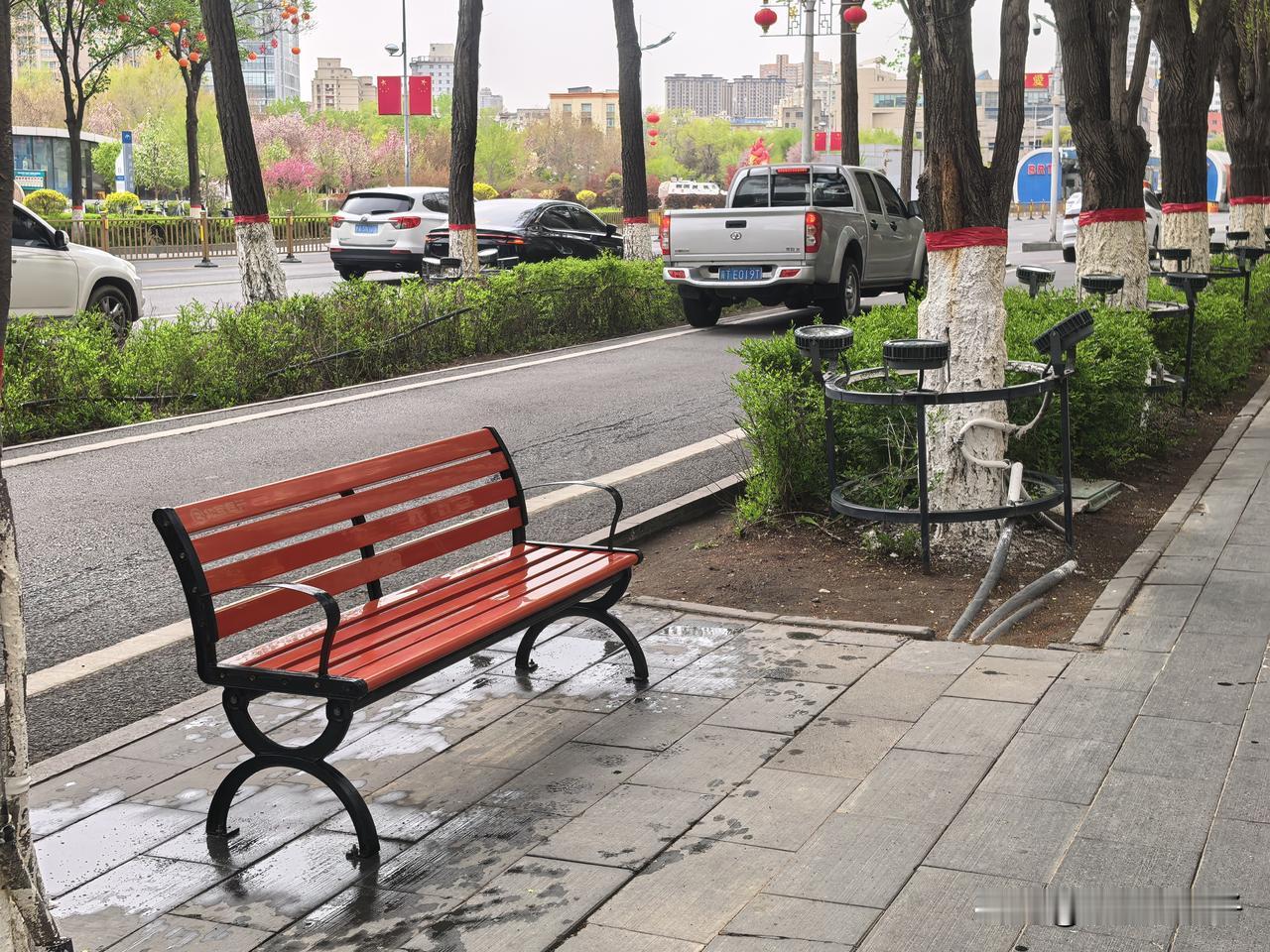 今天走在南湖南路，人行道上那一排崭新的红色座椅一下子就抓住了我的眼睛~这条路上机