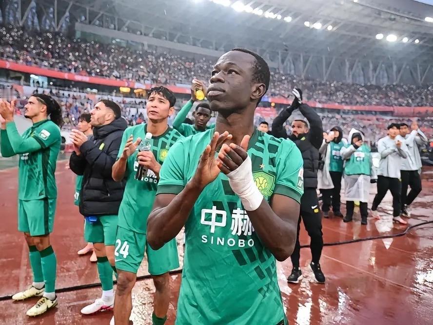 没想到北京国安本赛季成为了裁判重点关注的对象了！
在刚刚公布的足协新一期裁判评议