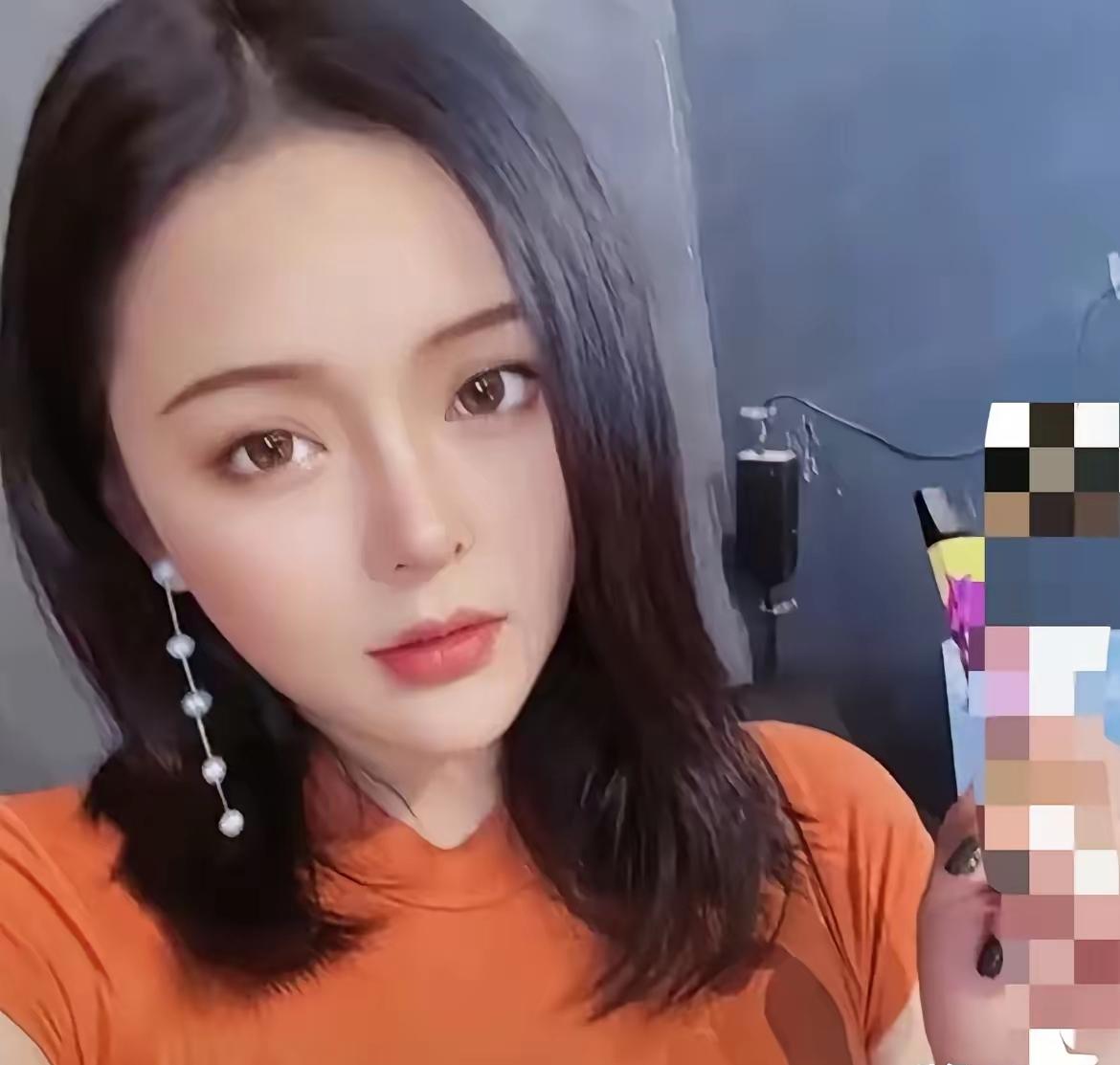 魏清涛妻子罗佳慧妩媚多姿，网传是大毒枭罗星汉的亲孙女，也就是现在缅甸首富罗秉忠的