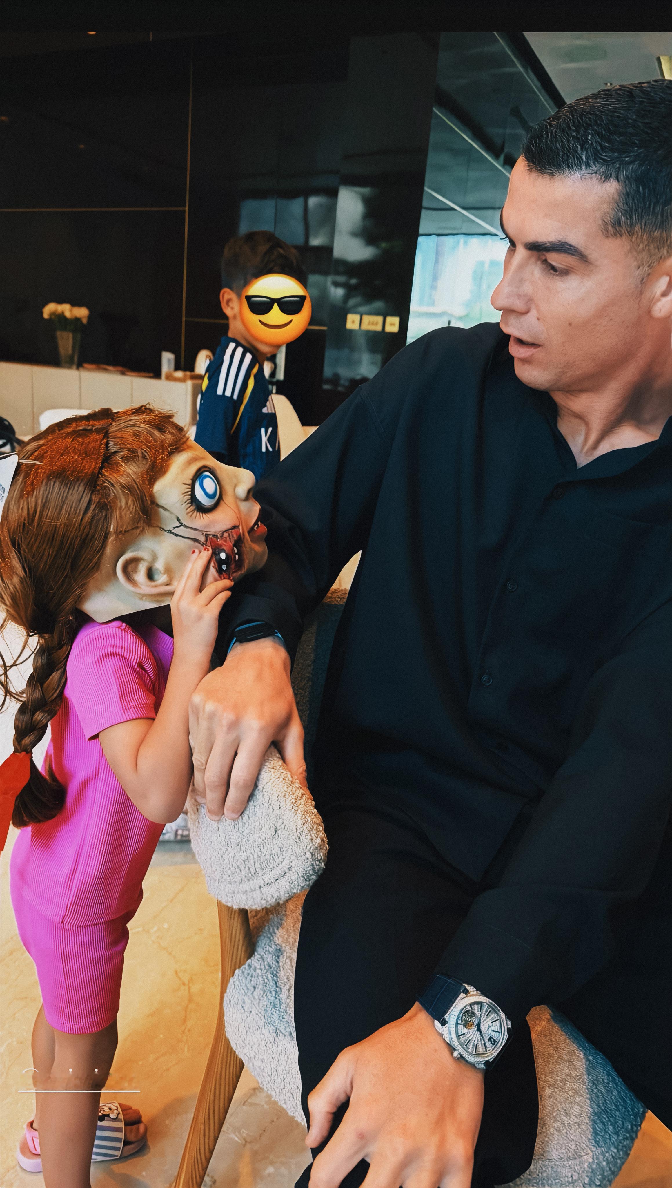 C罗C罗日常 😈明天就是万圣夜了，贝拉提前预演，突击罗哥​​​