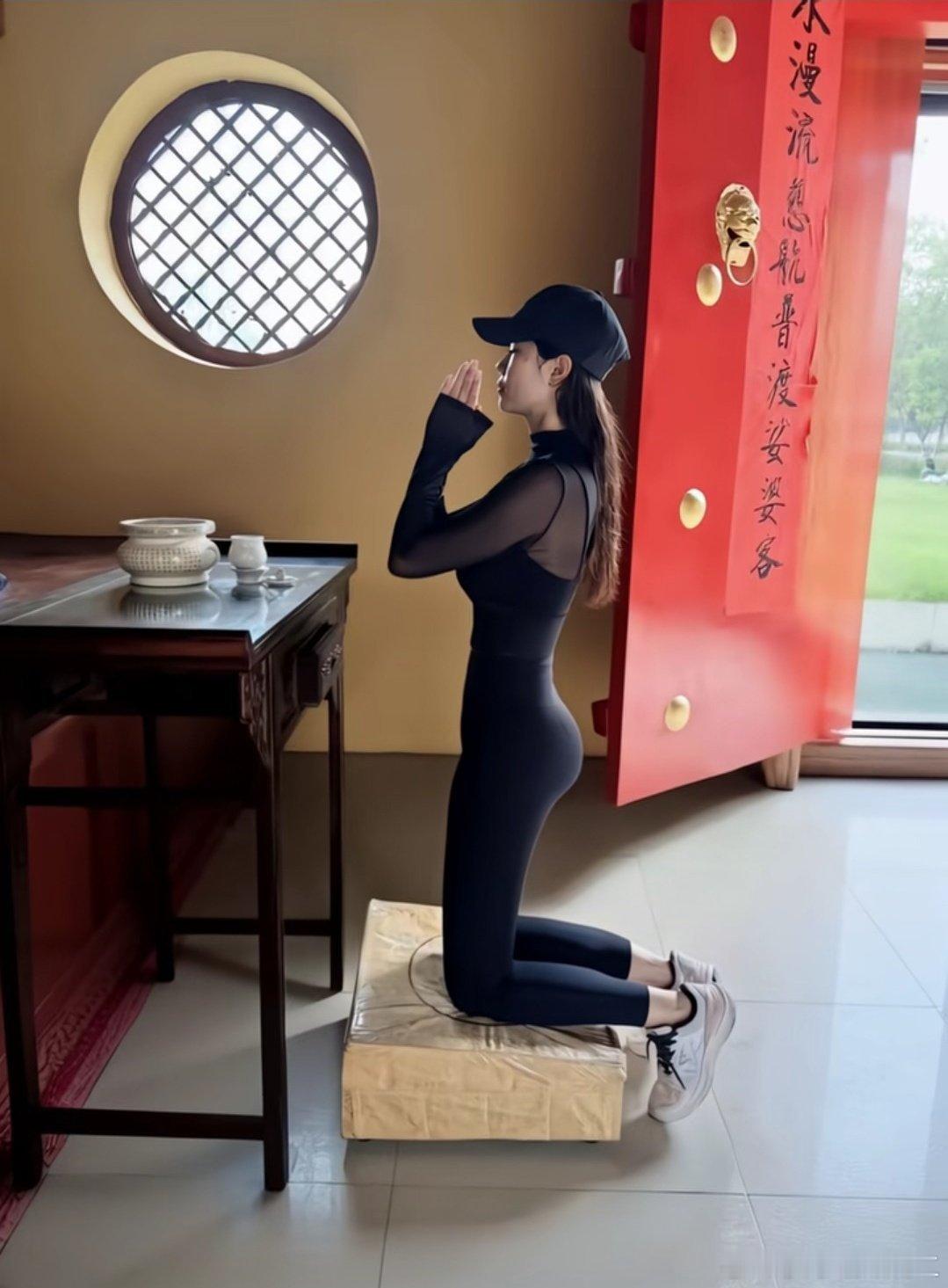 现在的姑娘多半都祈求自己能发财。 