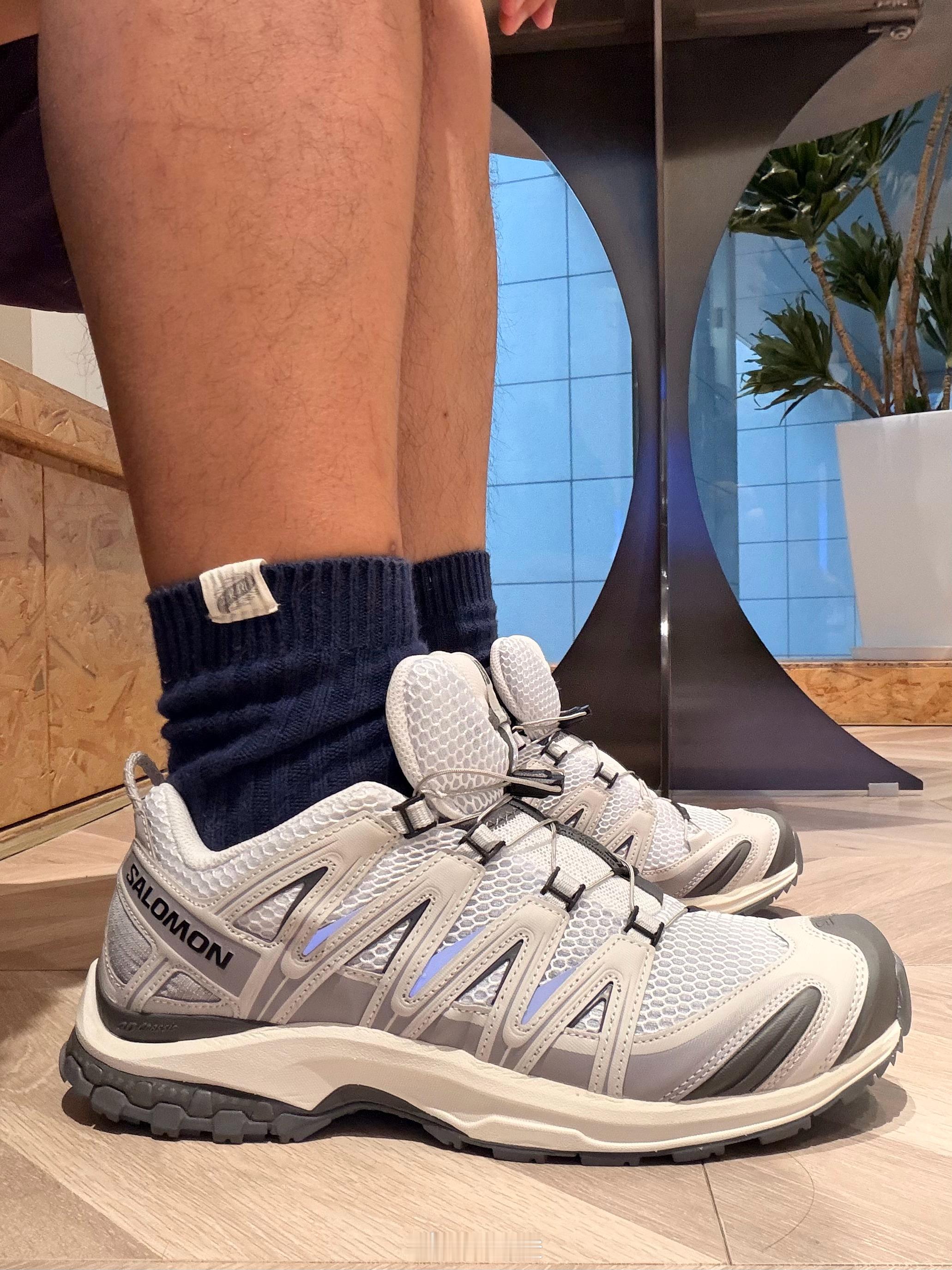 最近试了下Salomon的XA PRO 3D，真的很不错，轻便、薄底，通勤用挺舒