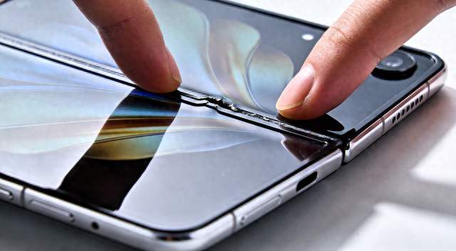 初代折叠屏短板暴露，iPhone Duo反复弯折后折痕肉眼可见