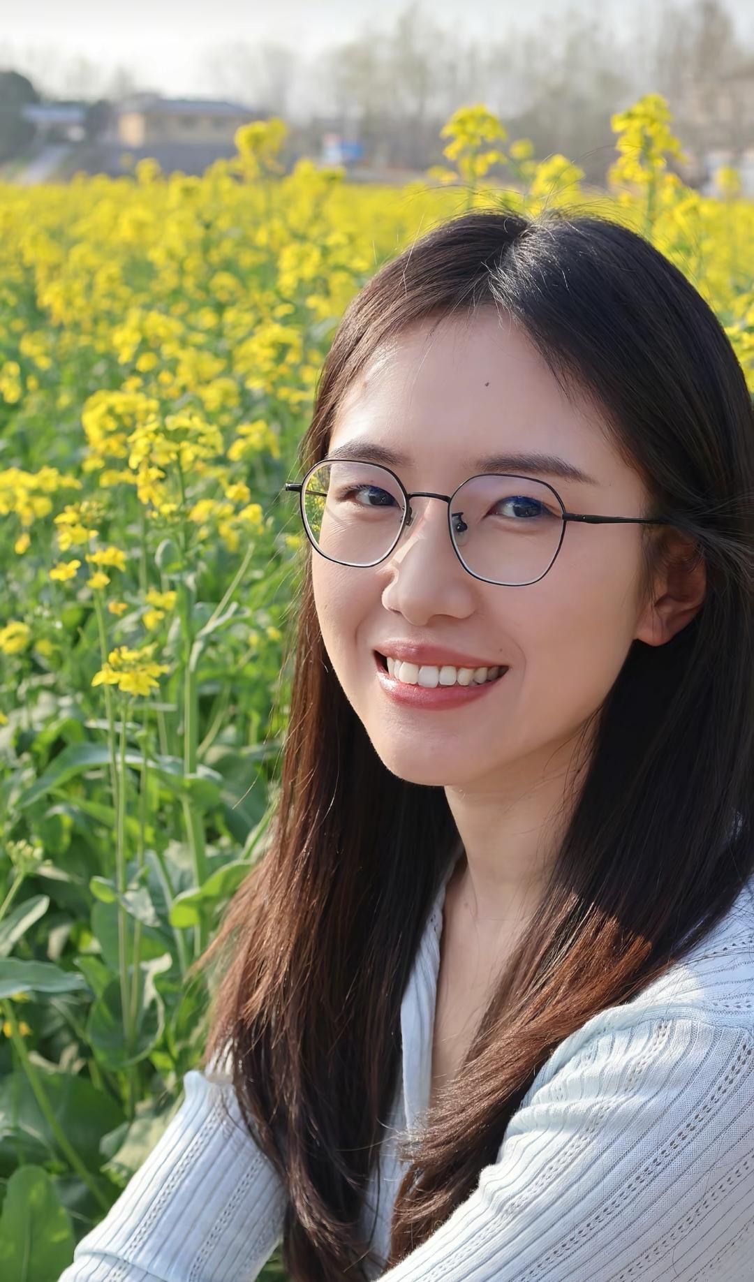 笑靥如花映春光，心随芳草逐风扬。