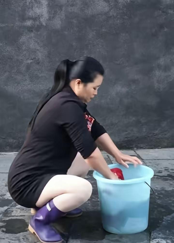 广东粤西，27岁小伙赵明远，常年靠工地务工维持生计。
哥哥车祸骤然离世，嫂子重伤