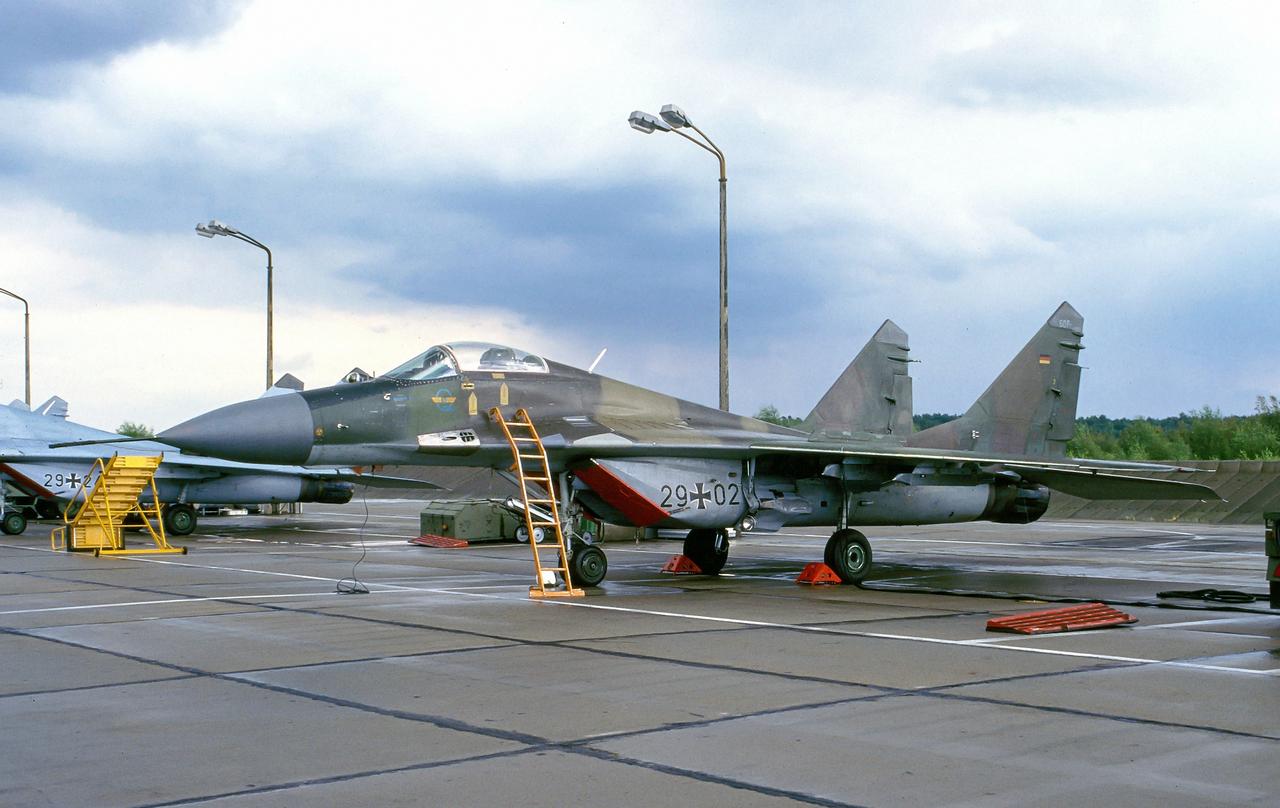 90年代捷克斯洛伐克 和前东德的MIG29A大图，这涂装一股冷战风，好有味 ​​