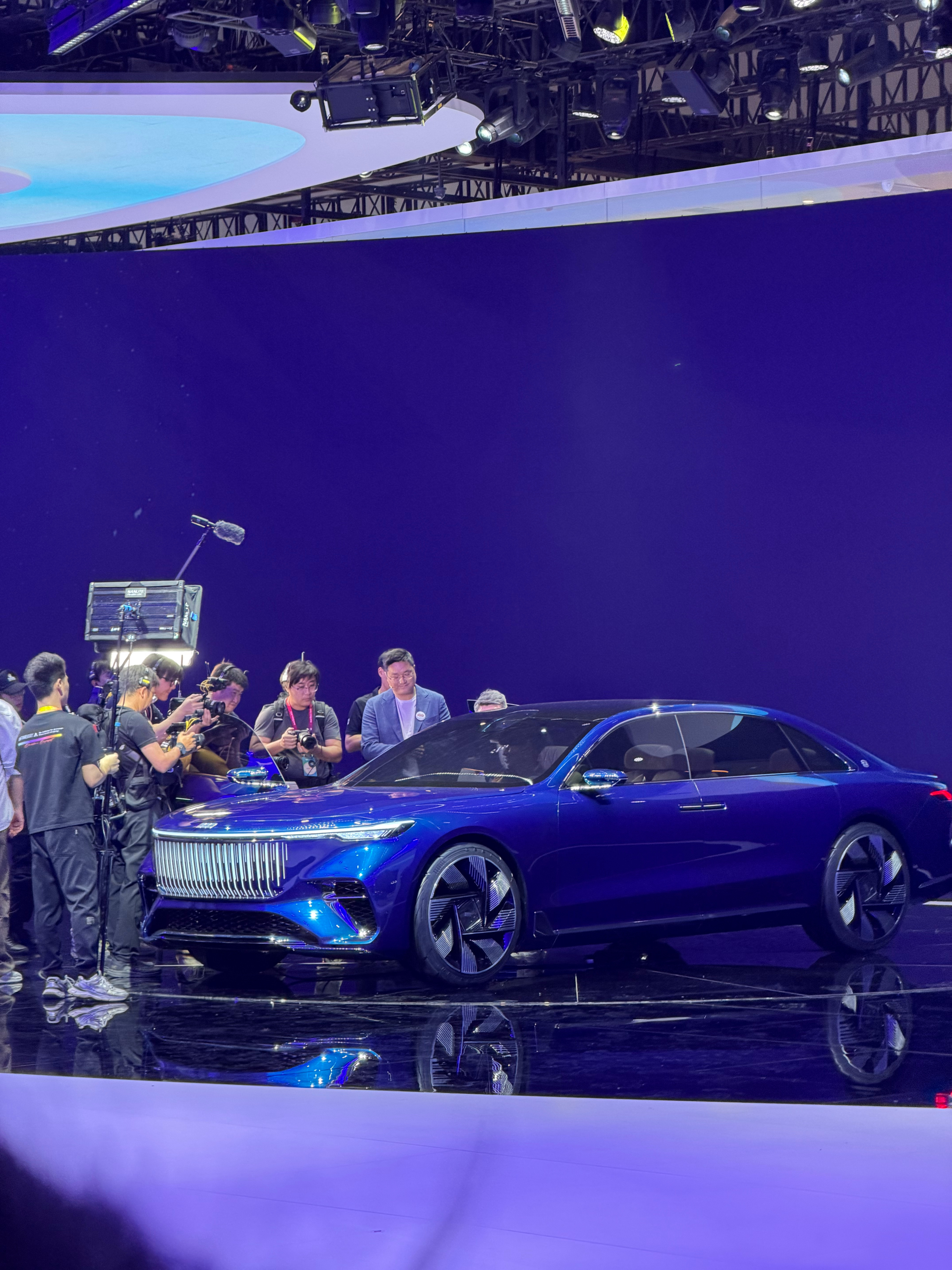 银河之光第二代概念车 这个前挡板好大 