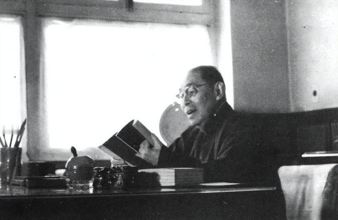 1928年，32岁的茅盾出轨了23岁的女学生秦德君，不久秦德君便怀了孕，茅盾为难