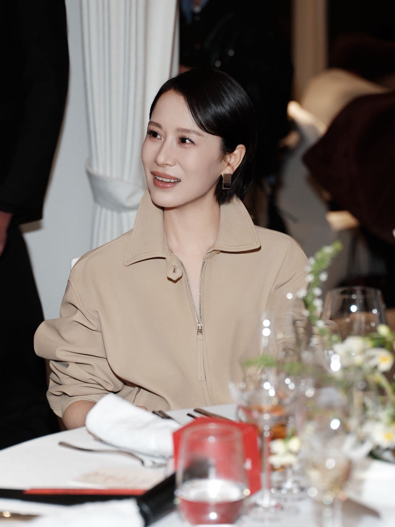 喜欢海清今天的这个新造型 ！身着 edition 米色套装出席中文版 T Mag