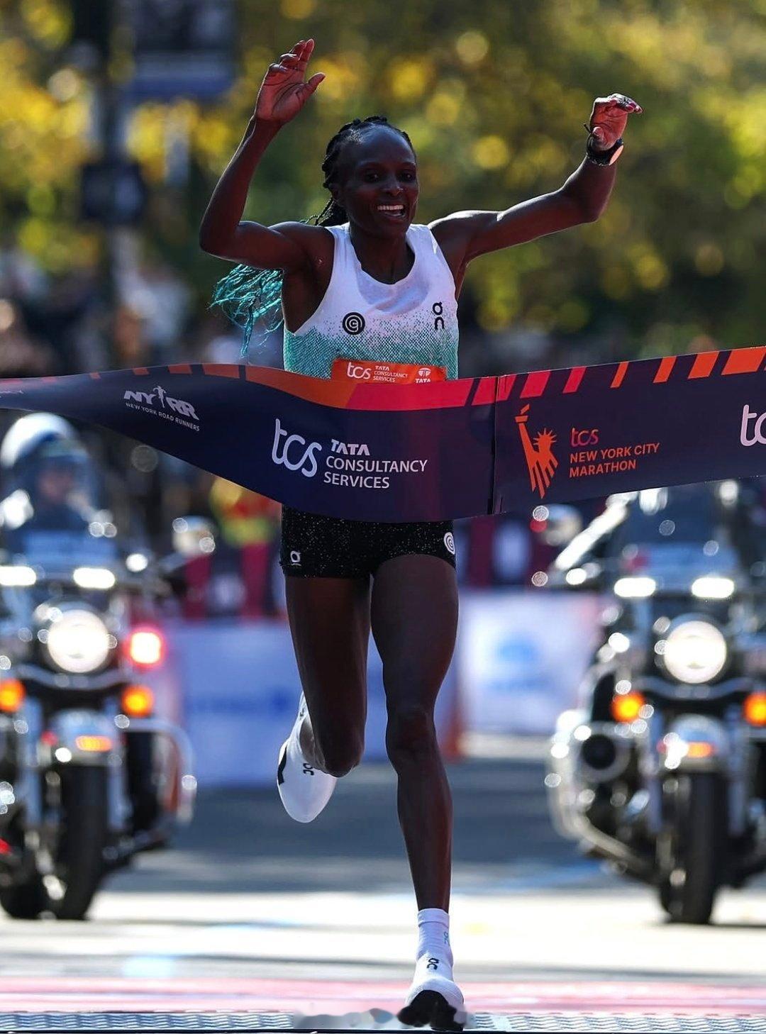 纽约马拉松，男子冠军🇰🇪本森·基普鲁托2:08:09，极微弱优势战胜同胞穆蒂