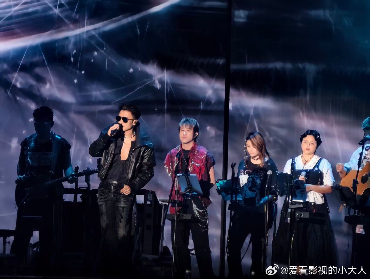 谢霆锋今晚神图有了谢霆锋造型师审美 谢霆锋今晚这造型太绝了? 深V黑衬衫+皮衣外