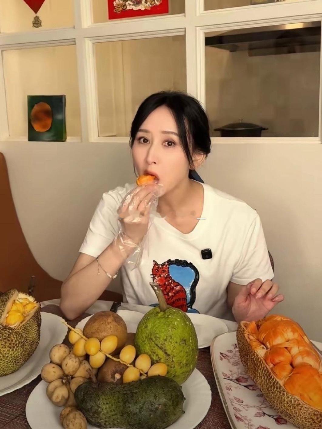 胡静这一桌子马来西亚水果，我都没见过 