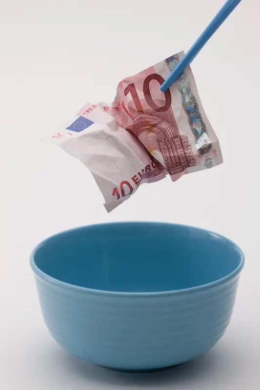 1月7日山东潍坊，“60后”女修车师傅给货车换轮胎时，掉钱被货车司机捡走“老太太