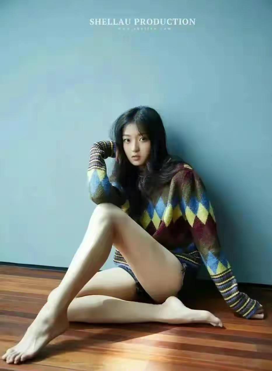 这女孩的身高至少有2.1米以上吧，单单那两条腿，我估计都有1.30米多了。