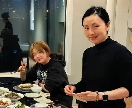 陶虹、徐峥女儿看着更像爸爸吧？ 