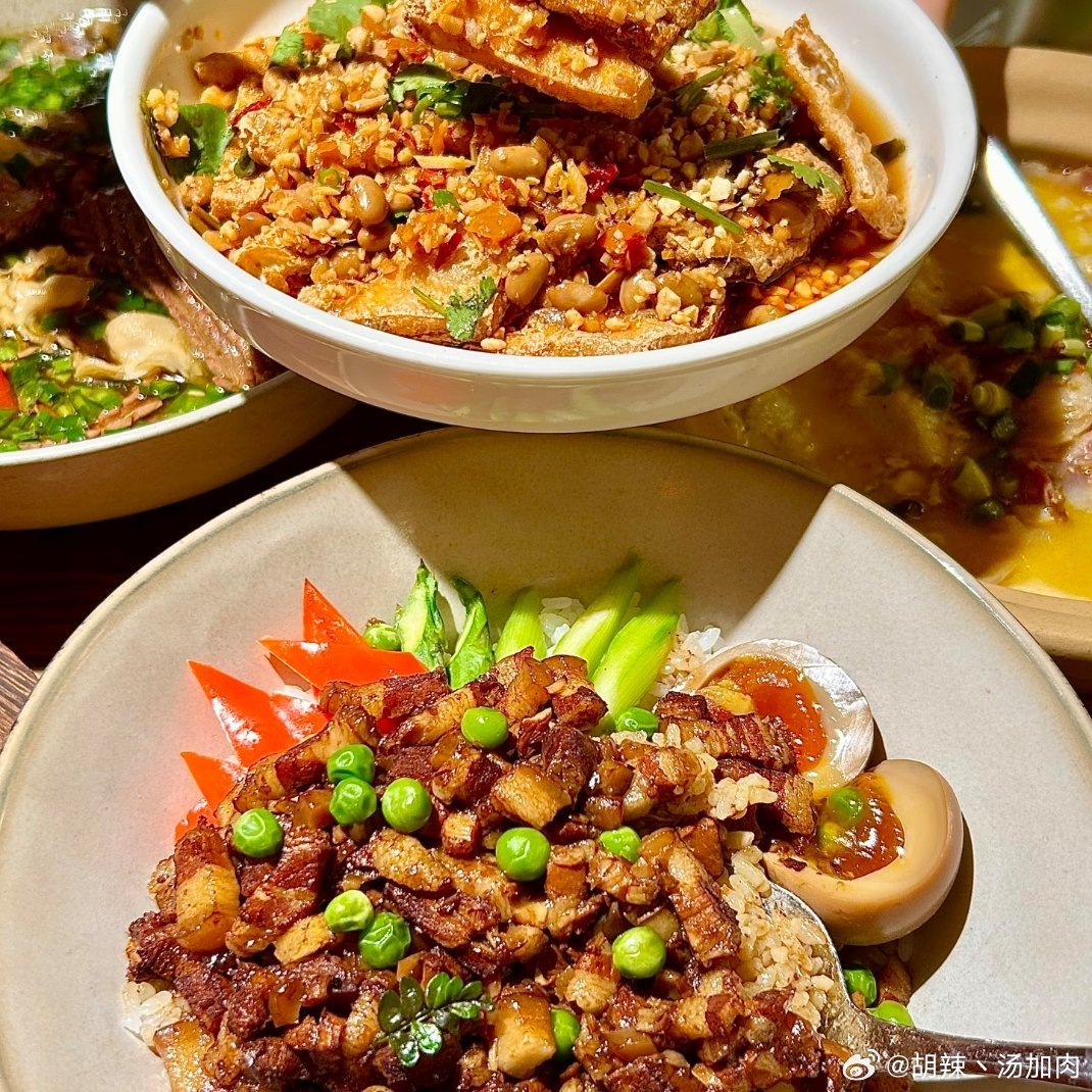 生活手记 谁把川菜做成我的梦中正餐🥘红油沸腾的水煮鱼片裹满鲜辣汤汁，肉块炖得软