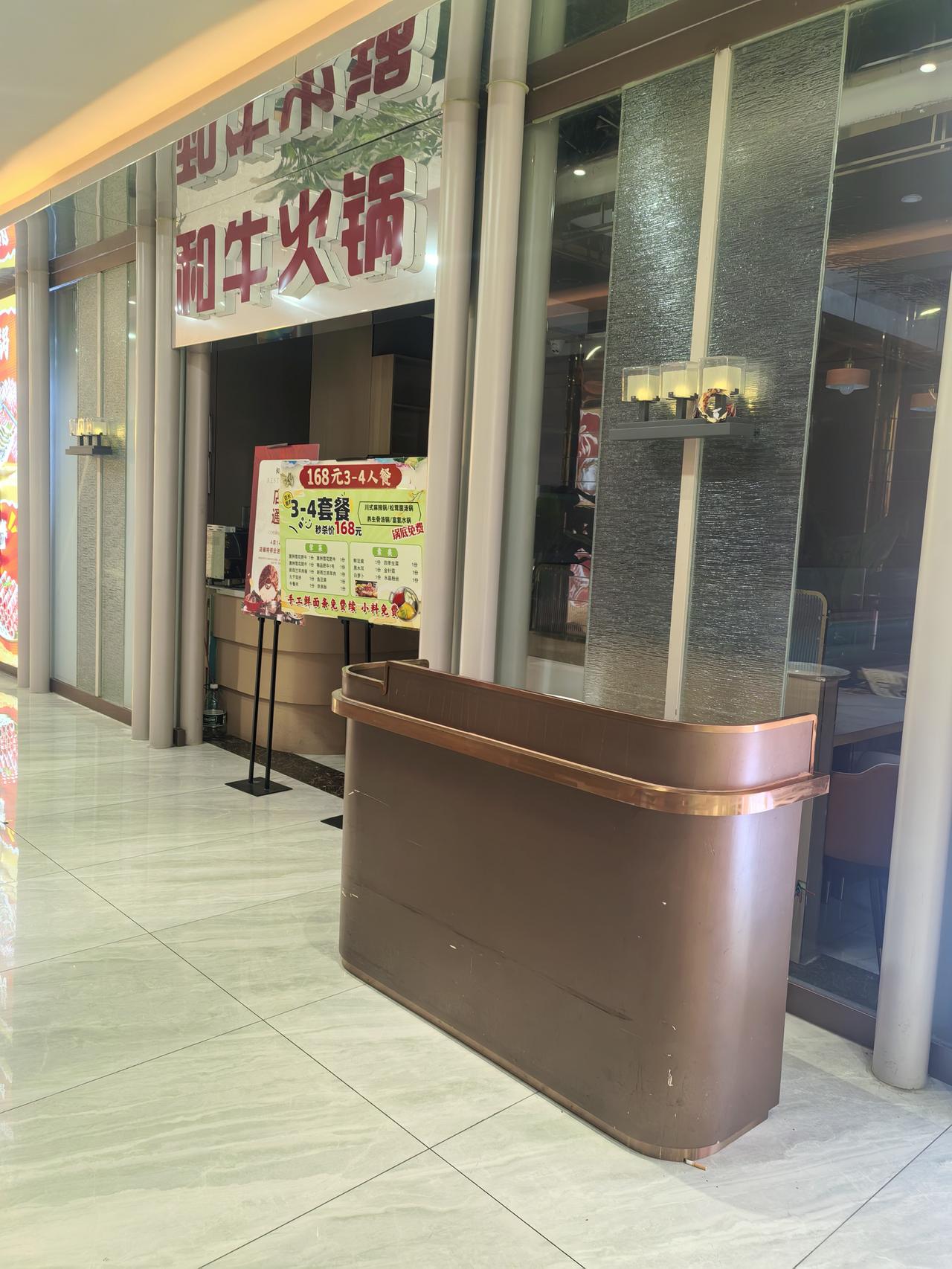 榆次印象城，买卖实在不容乐观
大量没客，少量空着，连片装修，给人空荡荡的悲凉感。