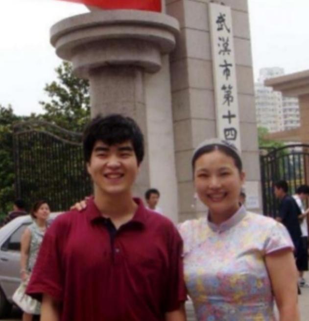 1988年，武汉女教师在医院生下一个小男孩。谁知，丈夫突然在她耳边说：“老婆，把