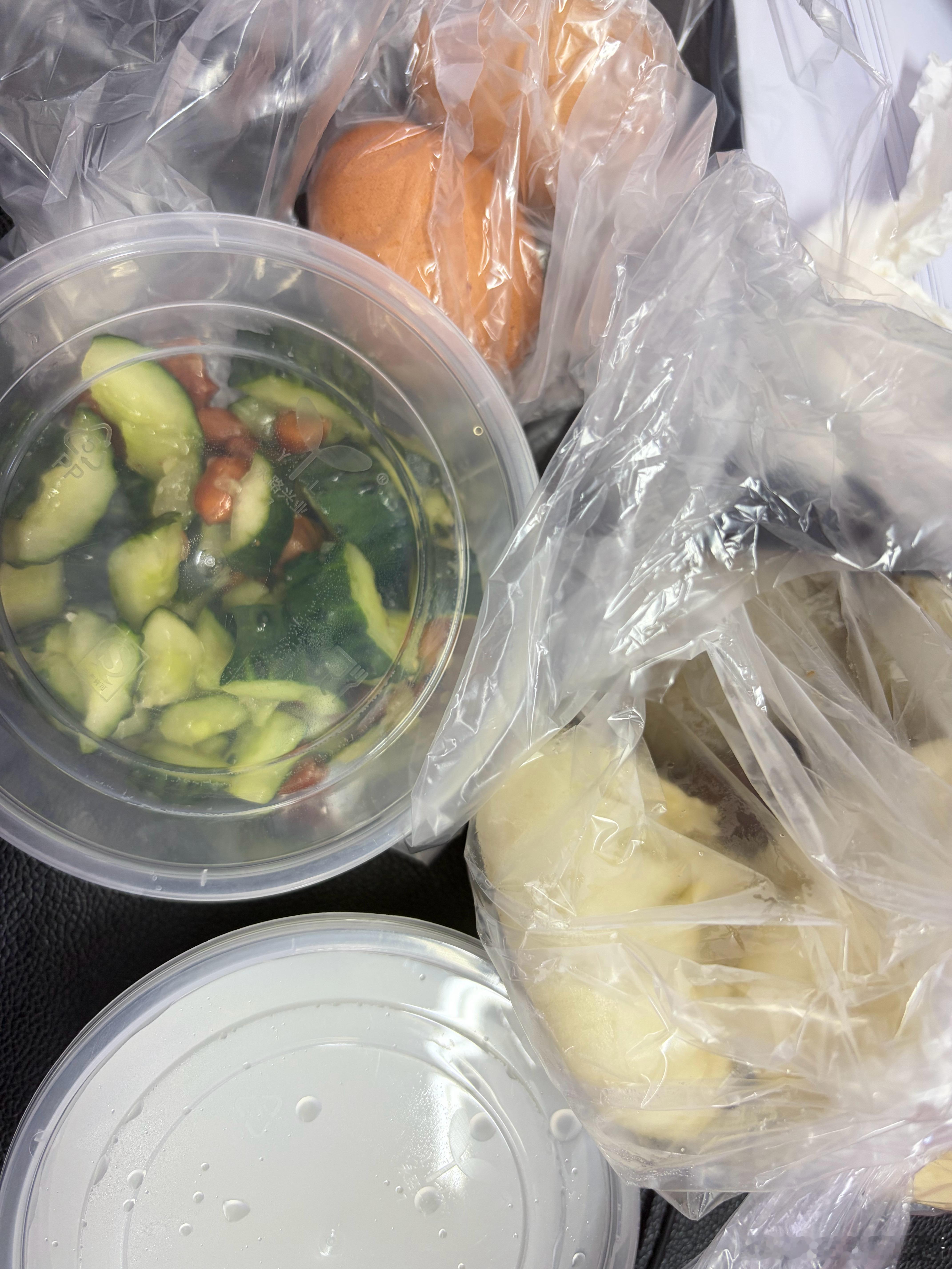 一边吃饭一边干活儿啦 