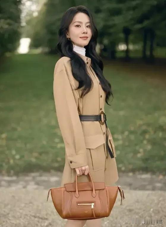 10月7日巴黎街拍：刘诗诗美出新高度！

10月7日，刘诗诗在巴黎的街拍美图一曝