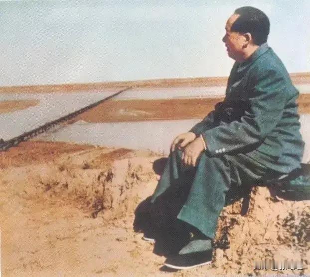 毛主席静坐在黄河岸边，凝视着滔滔东流的大河，思绪万千，心中谋划着宏图：要把这条多