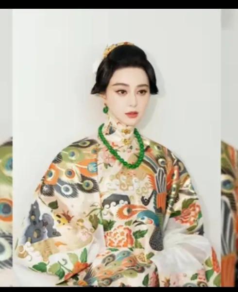 又回到了年轻时候的模样，倾国倾城。
化妆脸涂的像刮腻子那么白，跟旁边的人站一起，