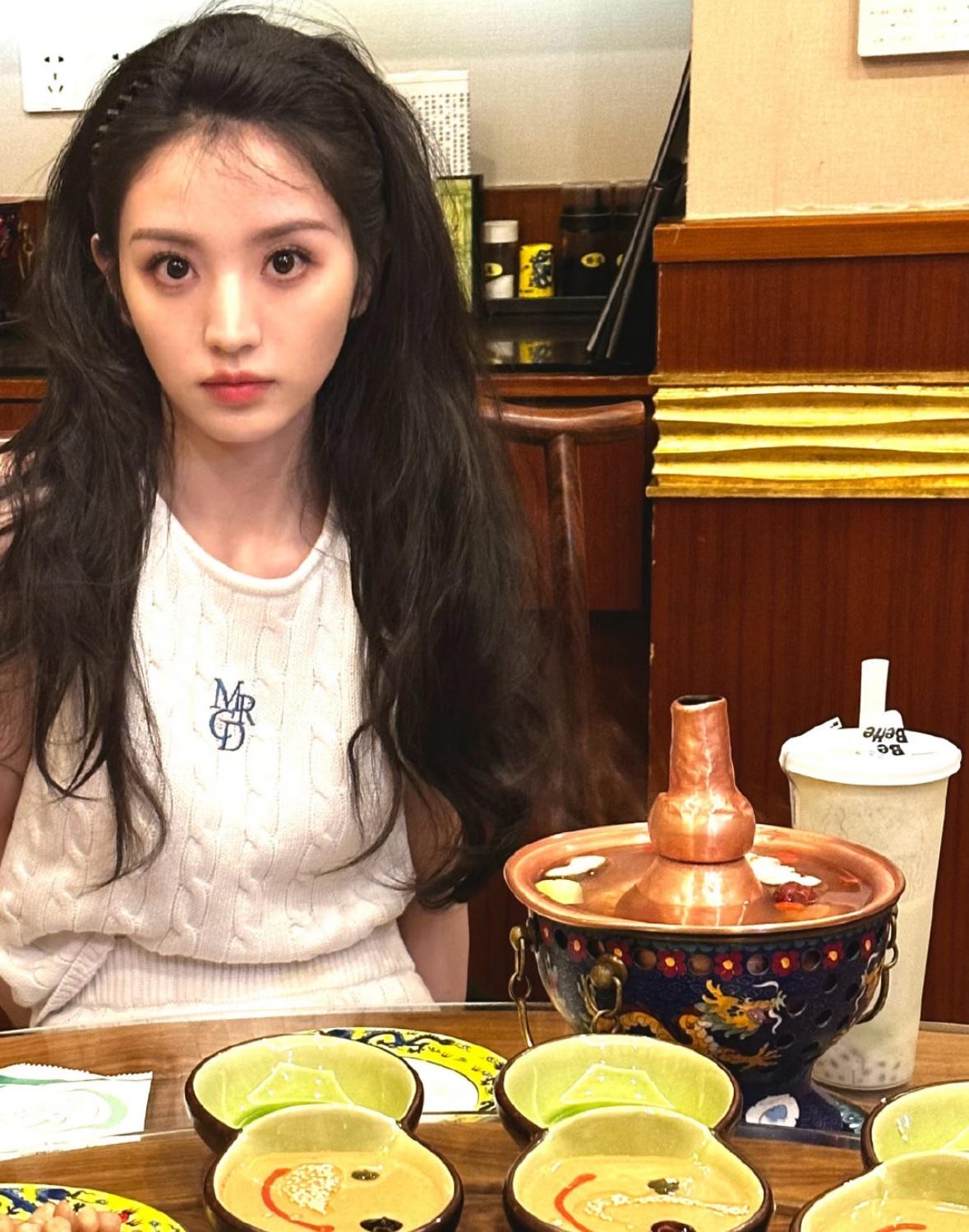 捕捉一只漫步上海街头的甜妹！穿搭简约耐看，生图五官精致皮相优越，自带满满的灵气。