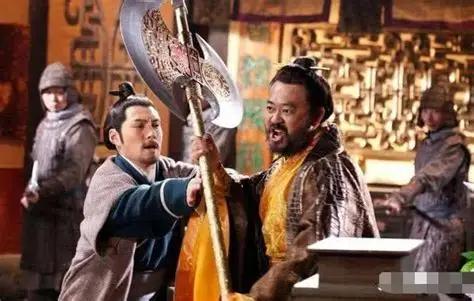 程咬金临终前，把儿子程处默叫到床前，笑道：“世人都以为我只会三板斧，你可知我真正