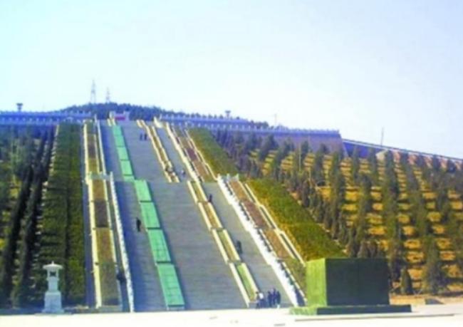 2011年，修建了两年的华国锋陵墓终于竣工了，事后一统计，一共花费了1200多万