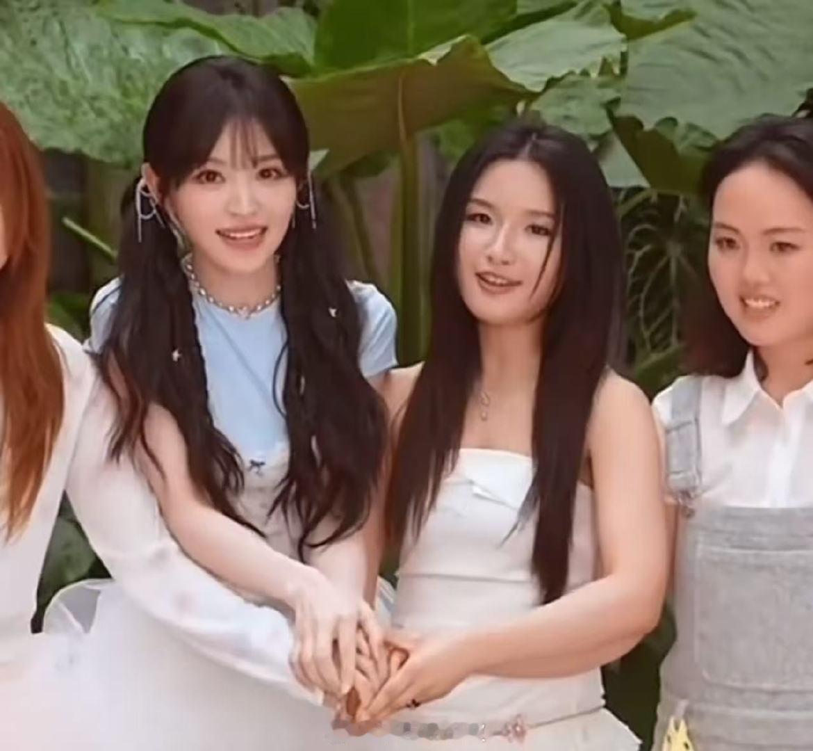 田曦薇主动牵落单女生的手田曦薇主动牵落单女生的手好暖。田曦薇牵落单女生的手