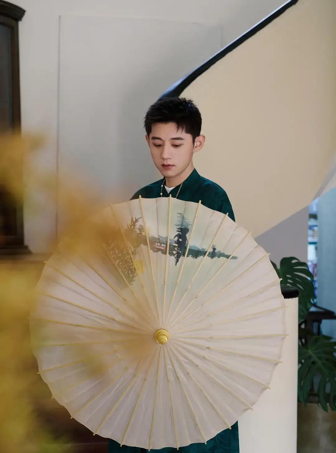 封面登了，人却退了
 
张继科穿四套衣服拍杂志，白黑绿牛仔轮番上阵，动作还是那股